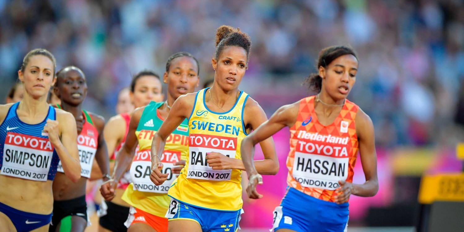 Meraf Bahta släppte inte nederländskan Sifan Hassans rygg i semifinalen på 1 500 meter.