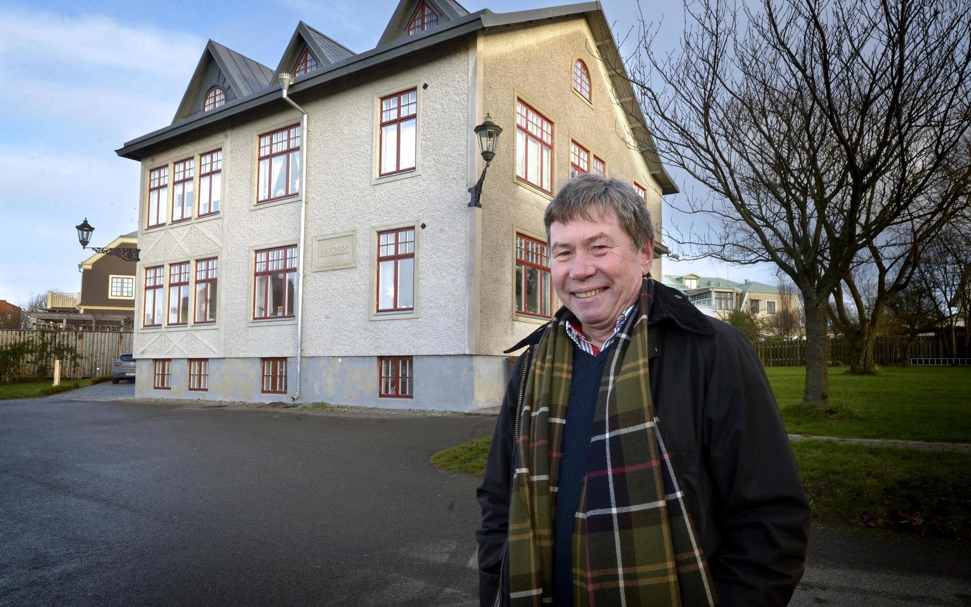 Bertil Uhlin har ägt Villa Havsborg sedan 2005. Han har länge velat göra någonting åt husets utseende. Nu är allt nästan klart och han är mycket nöjd med resultatet.