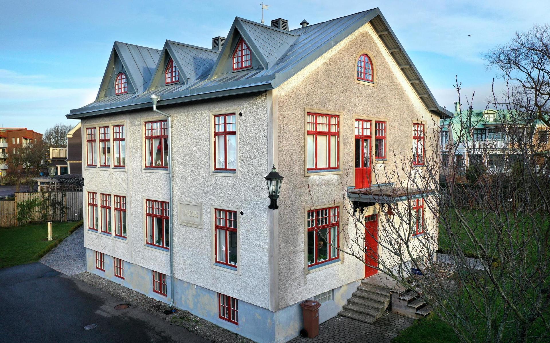 Villa Havsborg och Bertil Uhlin belönades med hembygdsföreningen Gamla Varbergs kulturhistoriska diplom för 2020. ”Det visar ju att det är många som tycker att det är kul att man bevarar den gamla stilen. Annars så ska ju allting vara modernt”, säger Bertil Uhlin.