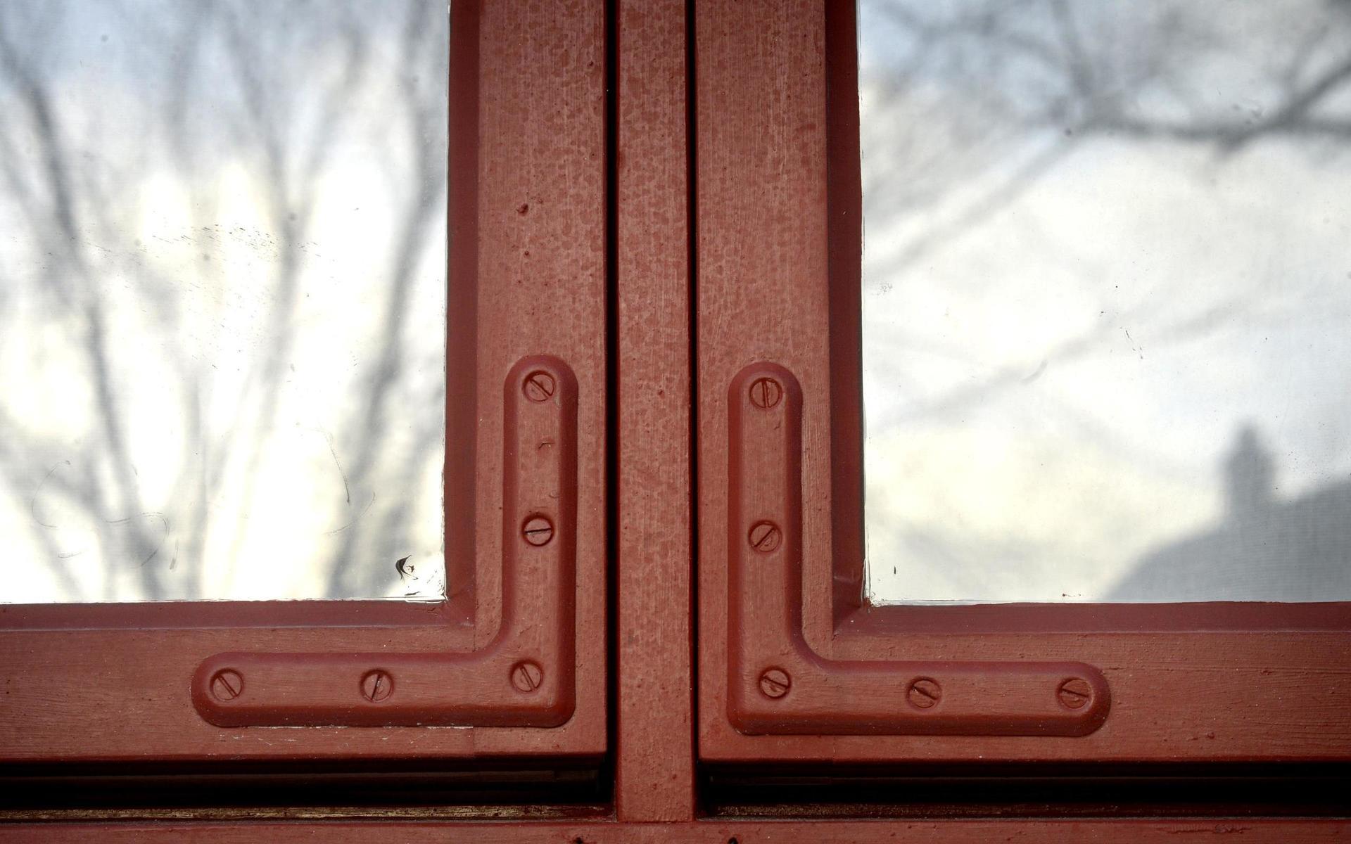 Husets fönster, som är tvåglasfönster av äldremodell, är alla smyckade med hörnjärn. ”De gör inte ett skit, men det är snyggt”, säger Bertil Uhlin. 
