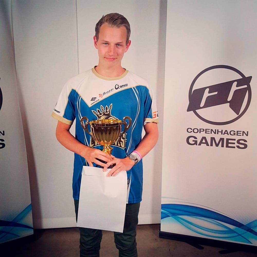 Mästare. Elias med bucklan han fick vid Copenhagen Games förra helgen. Foto: Crowns Esports Club