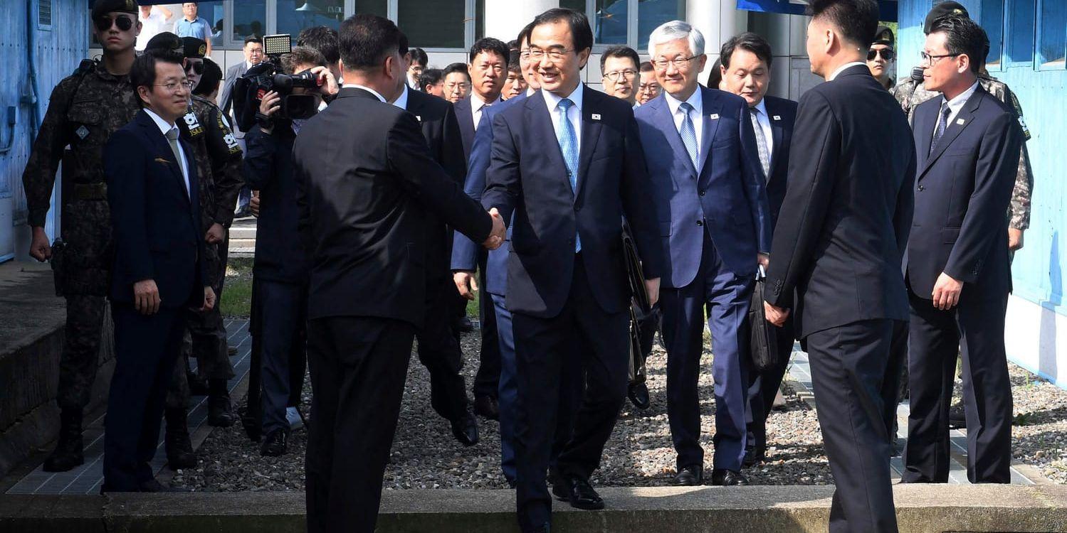 Sydkoreas återföreningsminister Cho Myoung-Gyon, i mitten, på väg över gränslinjen i Panmunjom till måndagens möte.