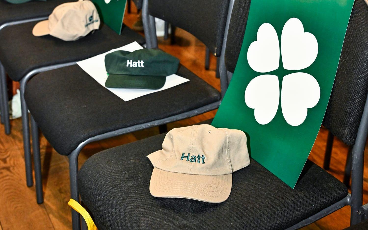Hatt-kepsar på stolarna under Centerpartiets extrastämma där Anna-Karin Hatt på lördagen utsågs till ny partiledare.