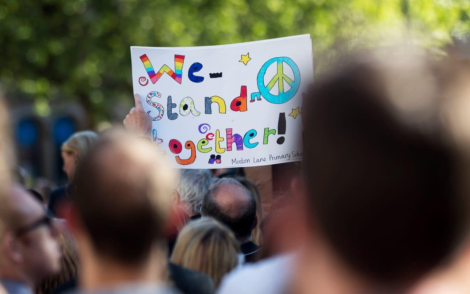 "Vi står tillsammans" har blivit mottot efter det misstänkta terrordådet. Bild: Anders Ylander