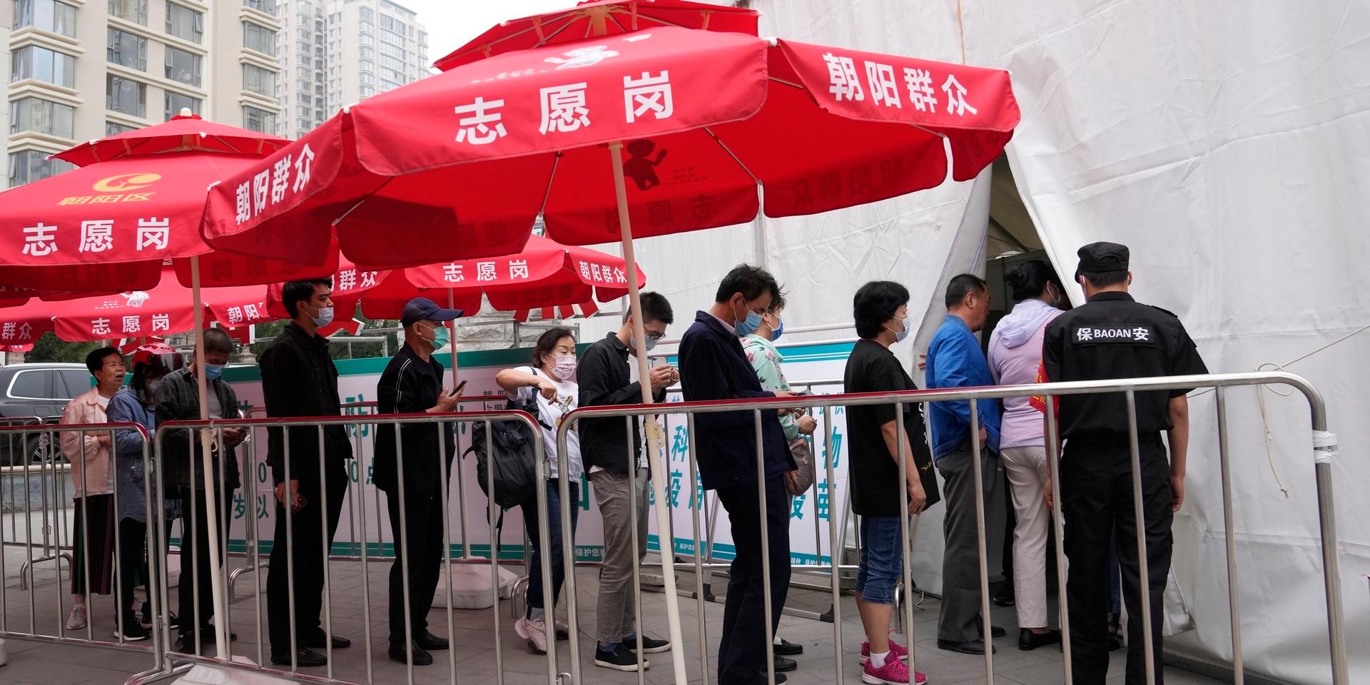 Kö till vaccinering i Peking. Bild från i juni.
