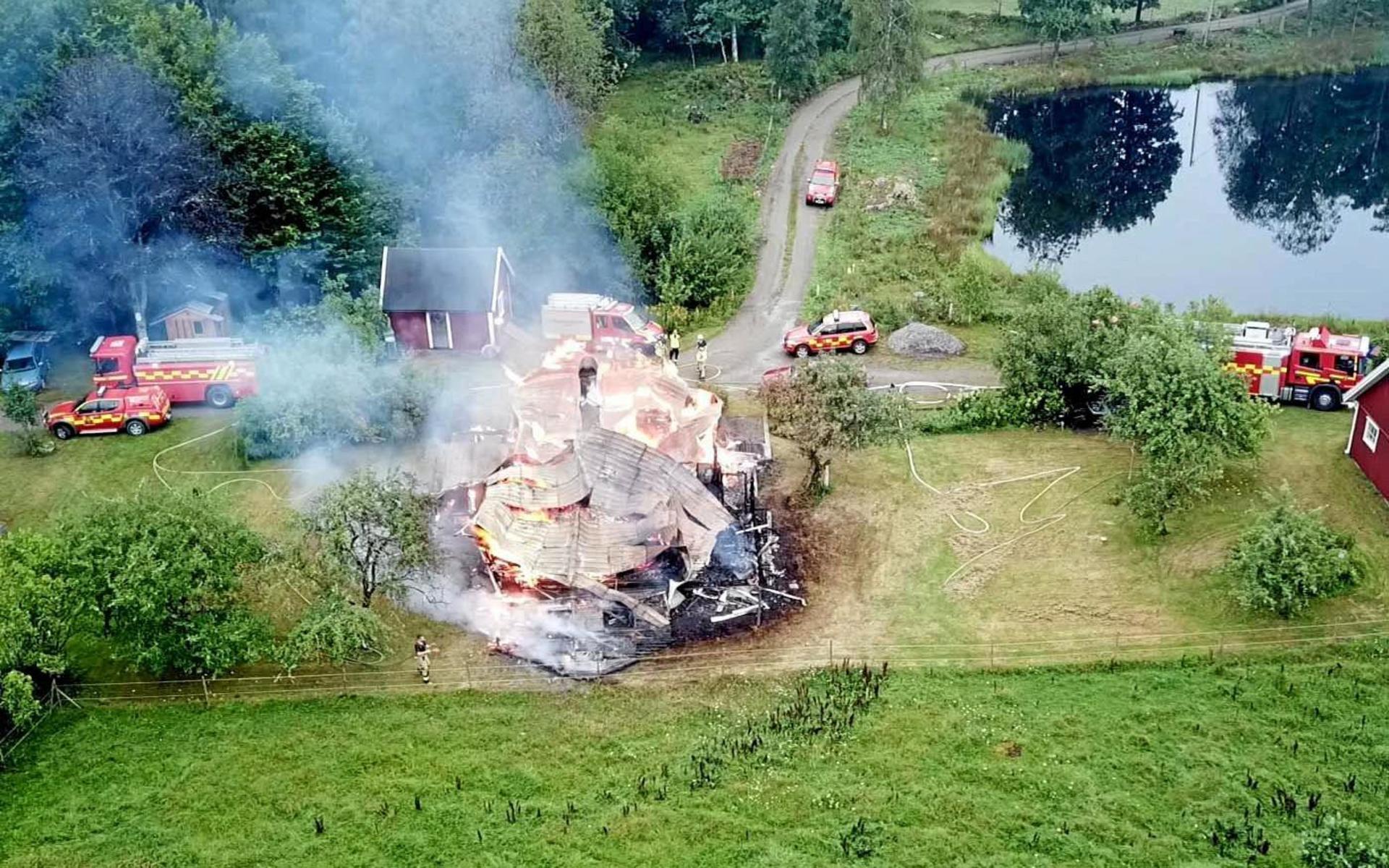 Natten den 20 augusti totalförstördes villan utanför Älvsered. En kvinna och en man misstänks för att ha anlagt branden. De inblandade ska ha en relation sedan tidigare. 