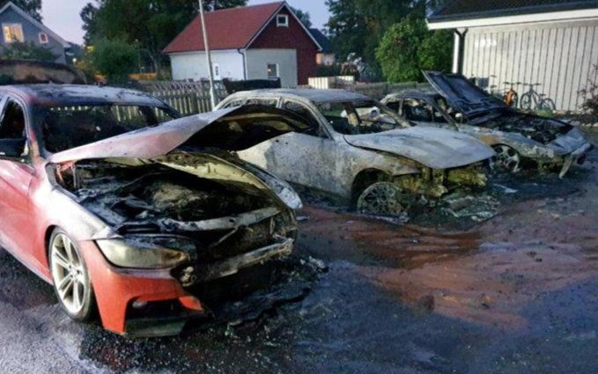Natten innan storbranden i Älvsered förstördes tre bilar i en brand i Skällinge. 