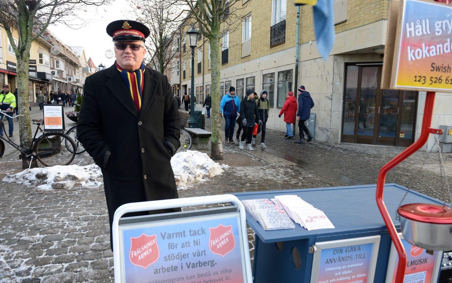 Per-Göran Gniste, huvudansvarig på Frälsningsarmén, står på torget och samlar pengar under tiden som julbordet pågår. Foto: Carolin Gadallah