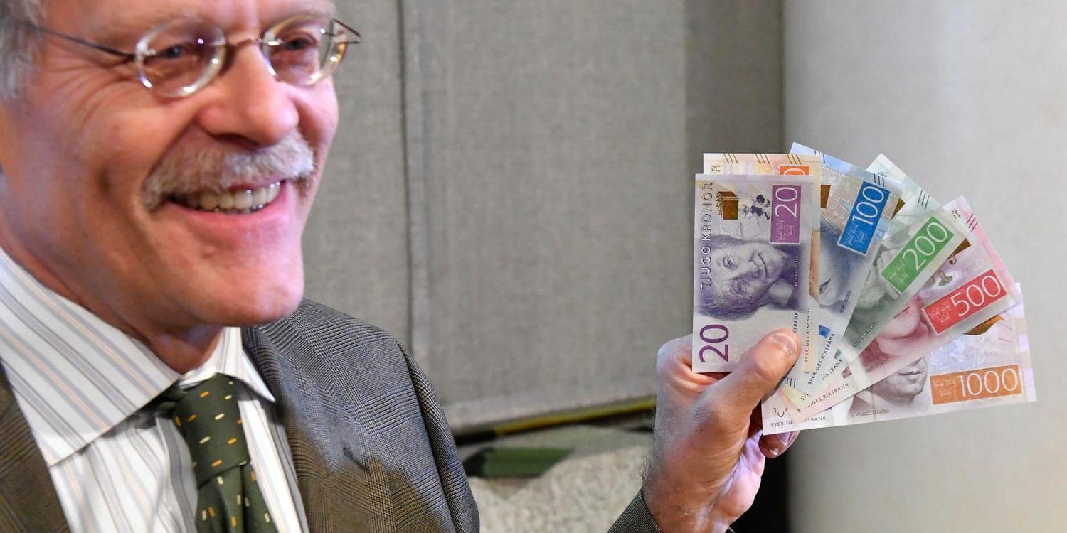 Riksbankschef Stefan Ingves sitter med plånbokstrumf på hand. Arkivbild.