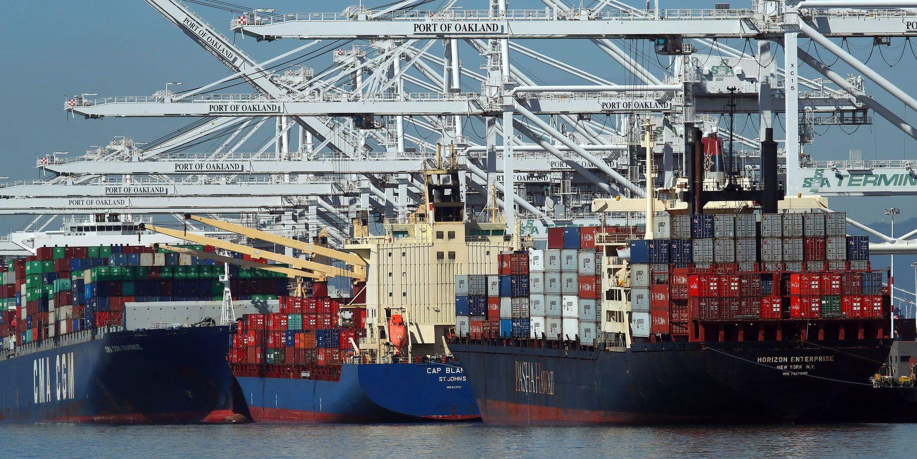Importerade produkter som lastas av i hamnen i Oakland, Kalifornien, i USA. Arkivbild.