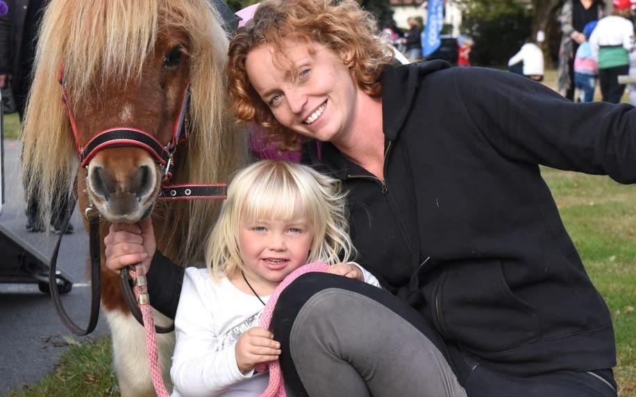 Bonde söker fru-Jennifer Erlandsson med dottern Ester och hästen Teo var också där och bjöd på turridning. Bild: Matilda Carlström