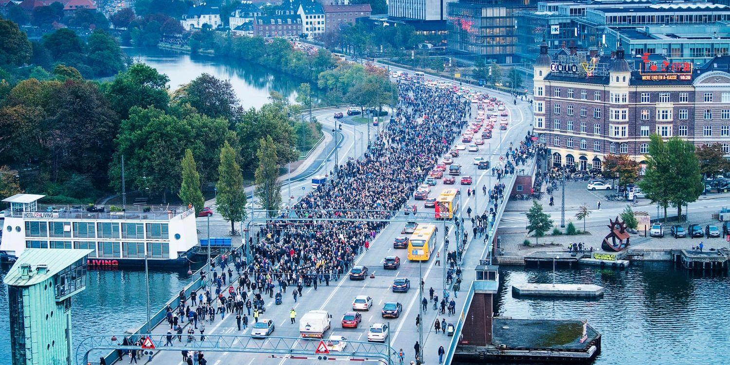 Människor som vill hylla bortgångne Kim Larsen tågar genom Köpenhamn. Men uppslutningen är så stor att polisen manar människor att inte gå med till slutdestinationen.