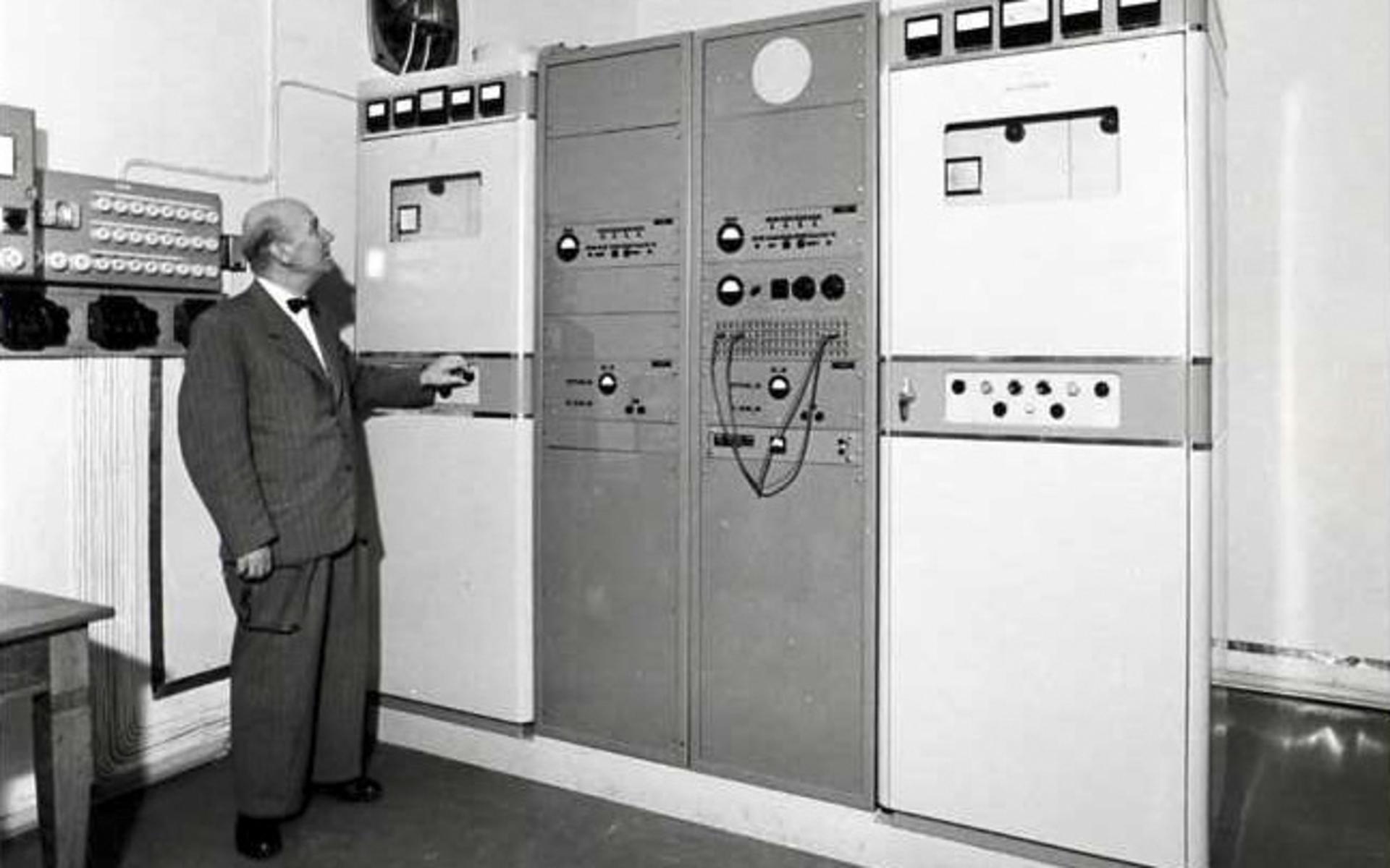 TV-sändaren i Grimeton är nyinstallerad 1959 och visas av Hans Palmqvist byggdes av Televerket Radio, som blev Teracom 1992 som står för dagens sändningar. Byggnaden finns kvar och står vid fjärde masten (räknat från gamla stationen). Sändaren satt i fyrans mast.