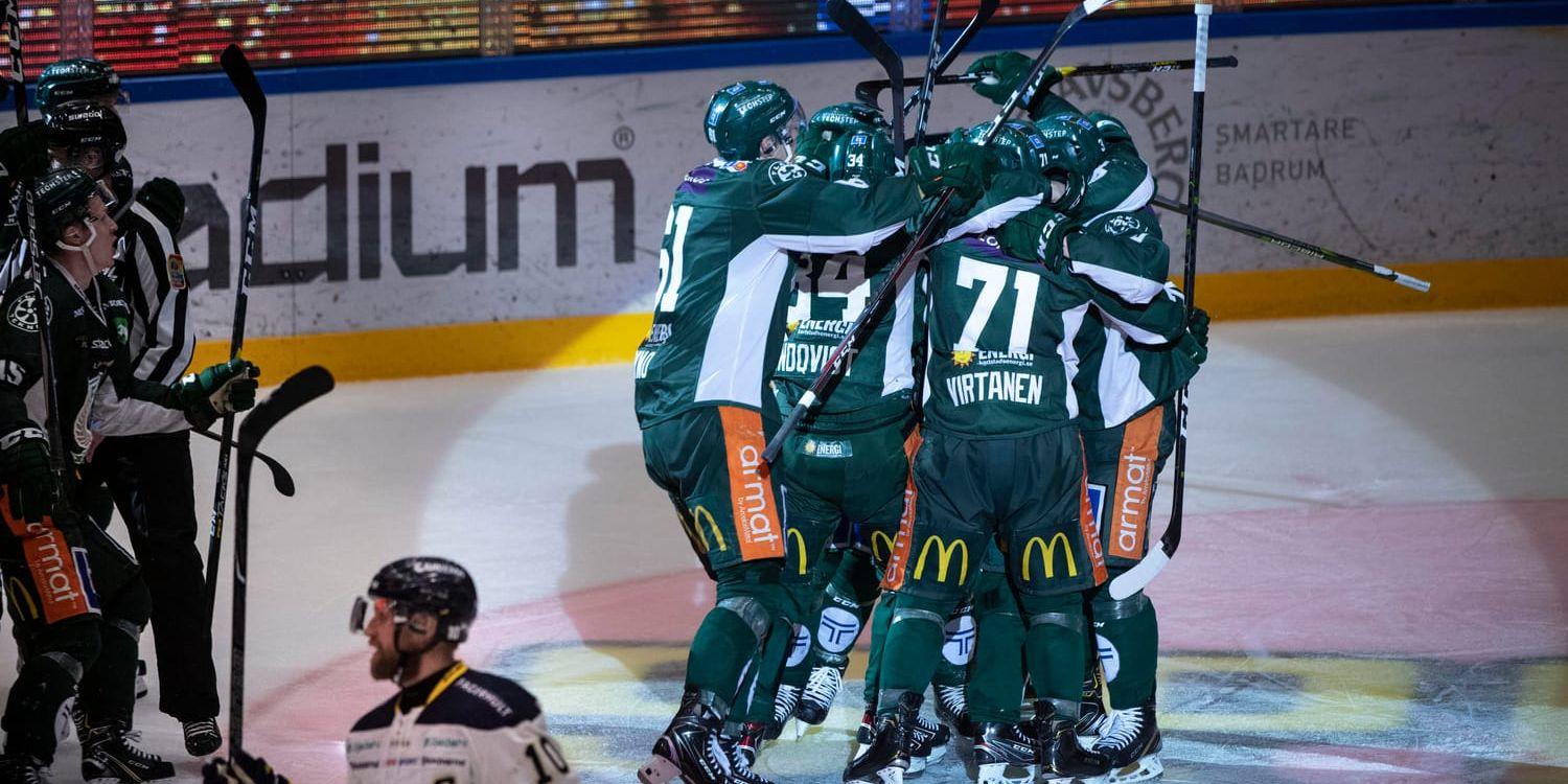 Färjestad jublar över ett mål i den rekordlånga kvartsfinalmatchen mot HV71.