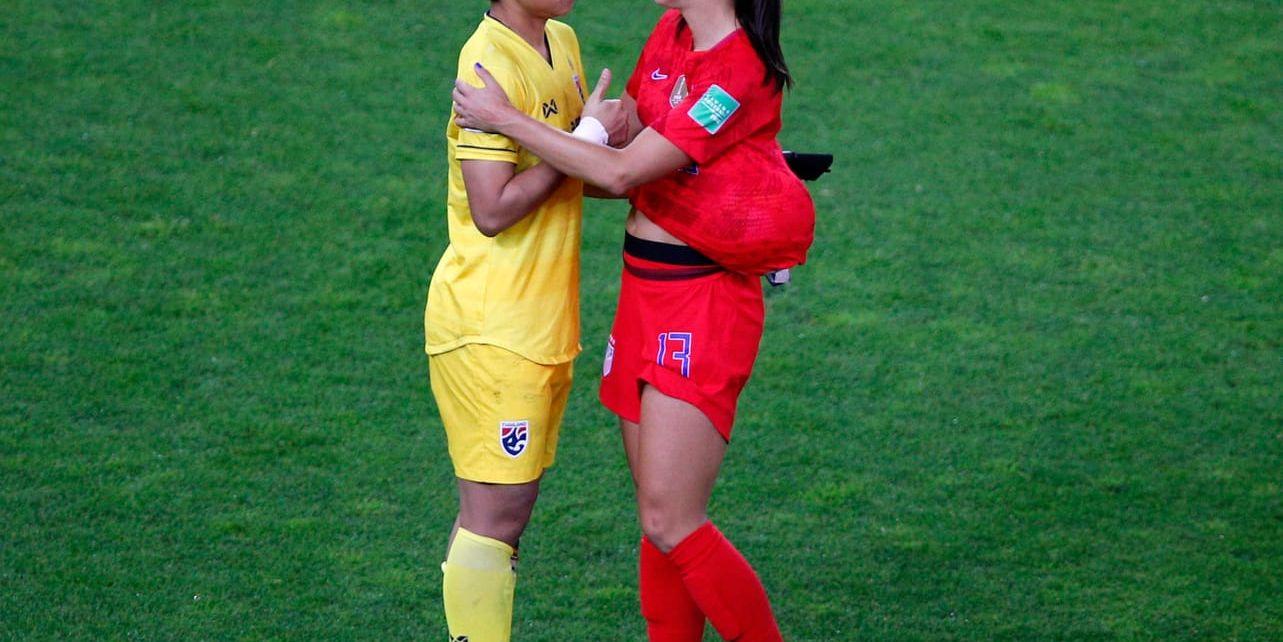 Alex Morgan, till höger med matchbollen under tröjan, tröstade Thailands målvakt Sukanya Chor Charoenying.
