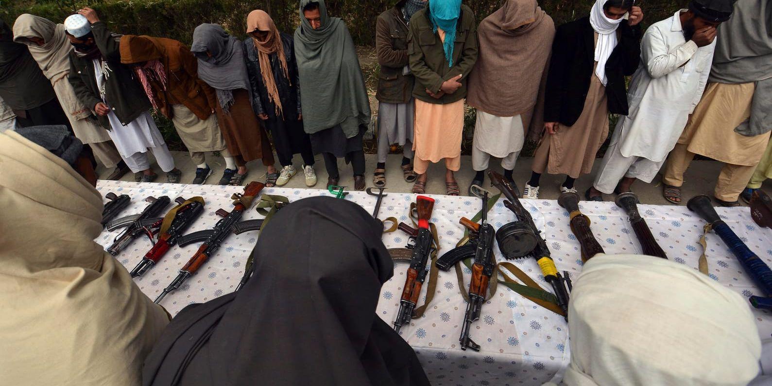 Ex-talibaner lämnar över sina vapen i en ceremoni i Jalalabad. Arkivbild.