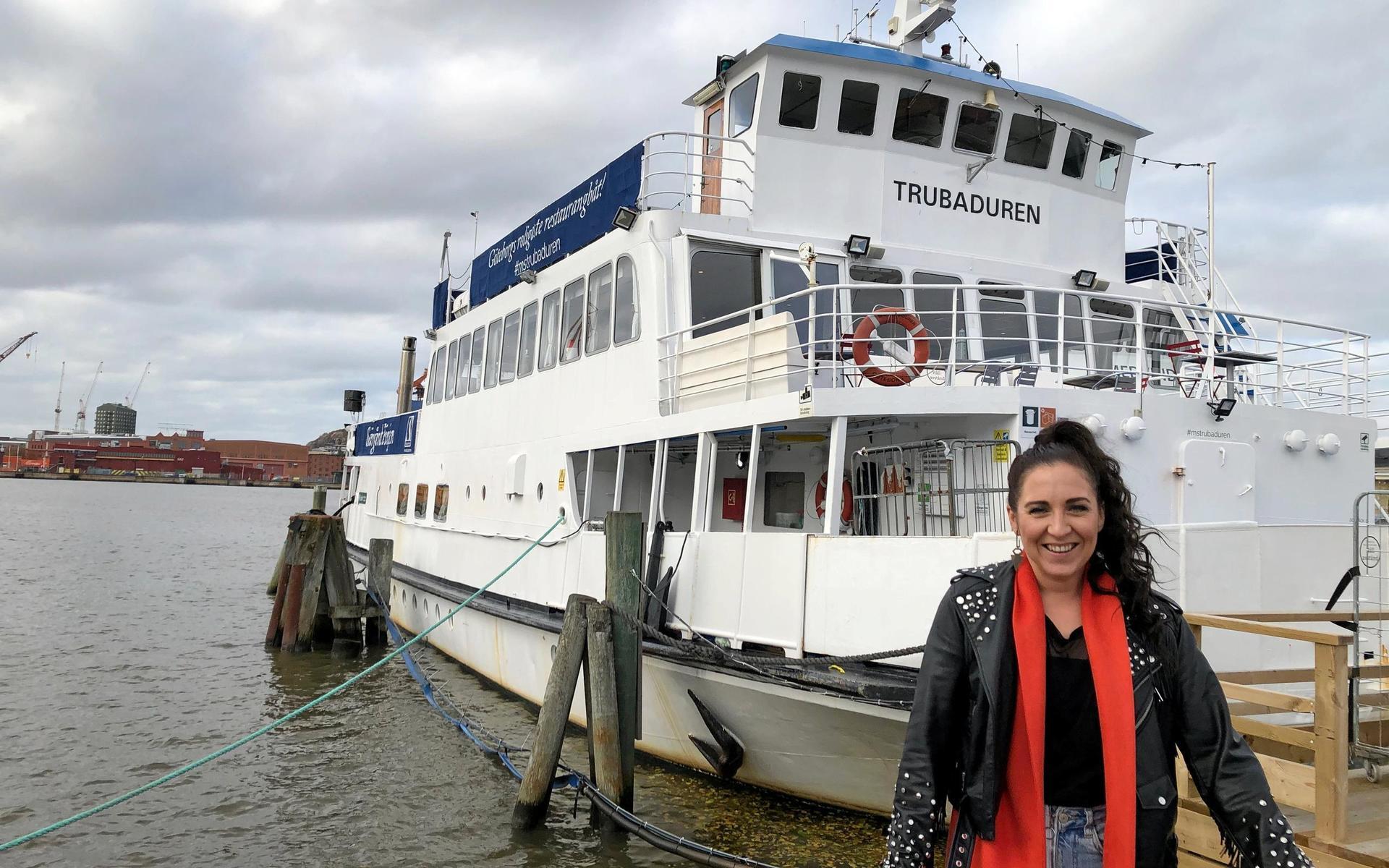 Emma Carlson från Falkenberg är danskapten och sångerska på passagerarfartyget M/S Trubaduren i Göteborg.
