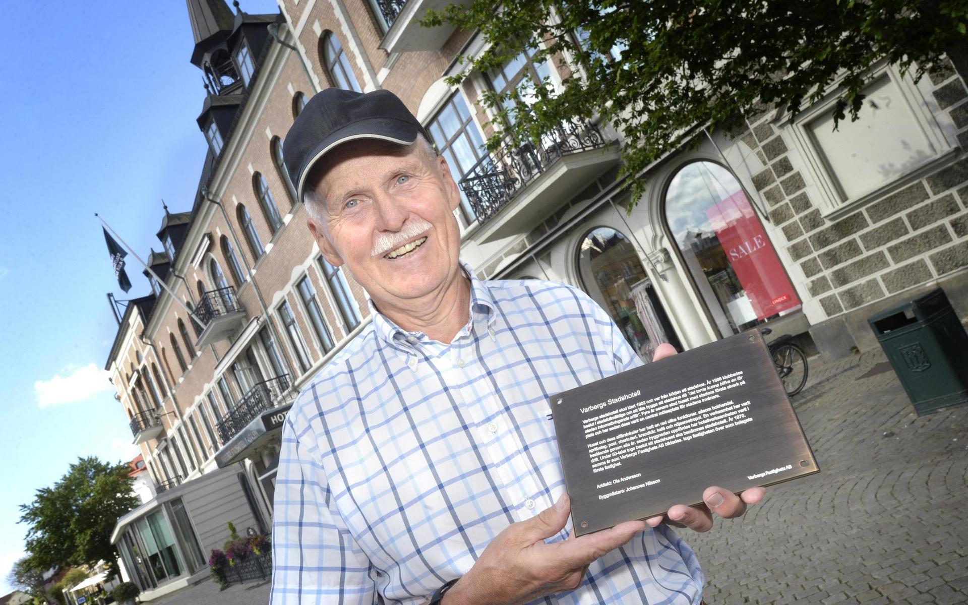 Gösta Bergenheim (M), ordförande i VFAB:s styrelse med plaketten som nu sitter på Stadshotellets fasad. 