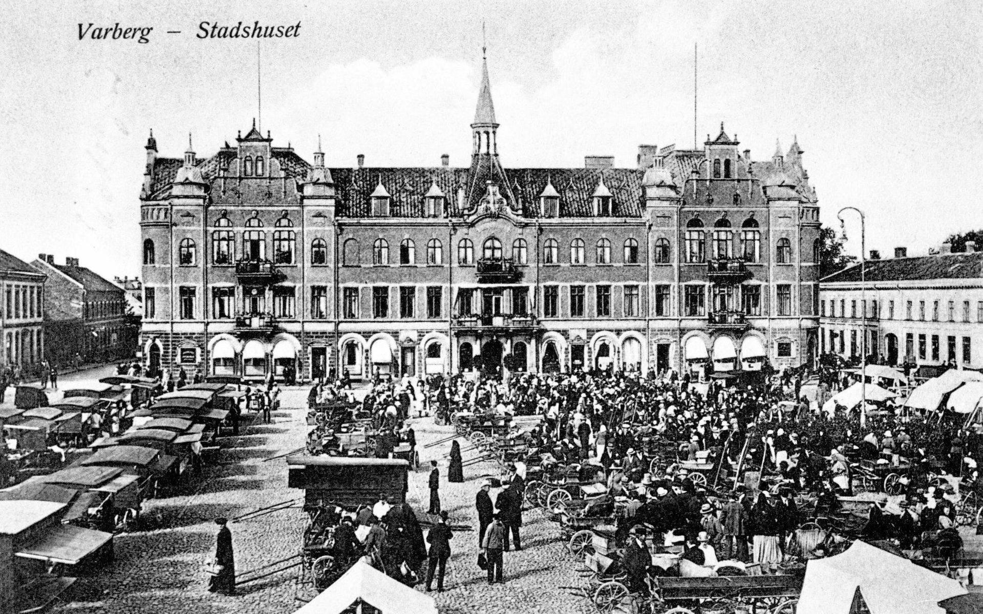 Torghandel framför Varbergs Stadshotell. Fotot är taget på 1910-talet. 