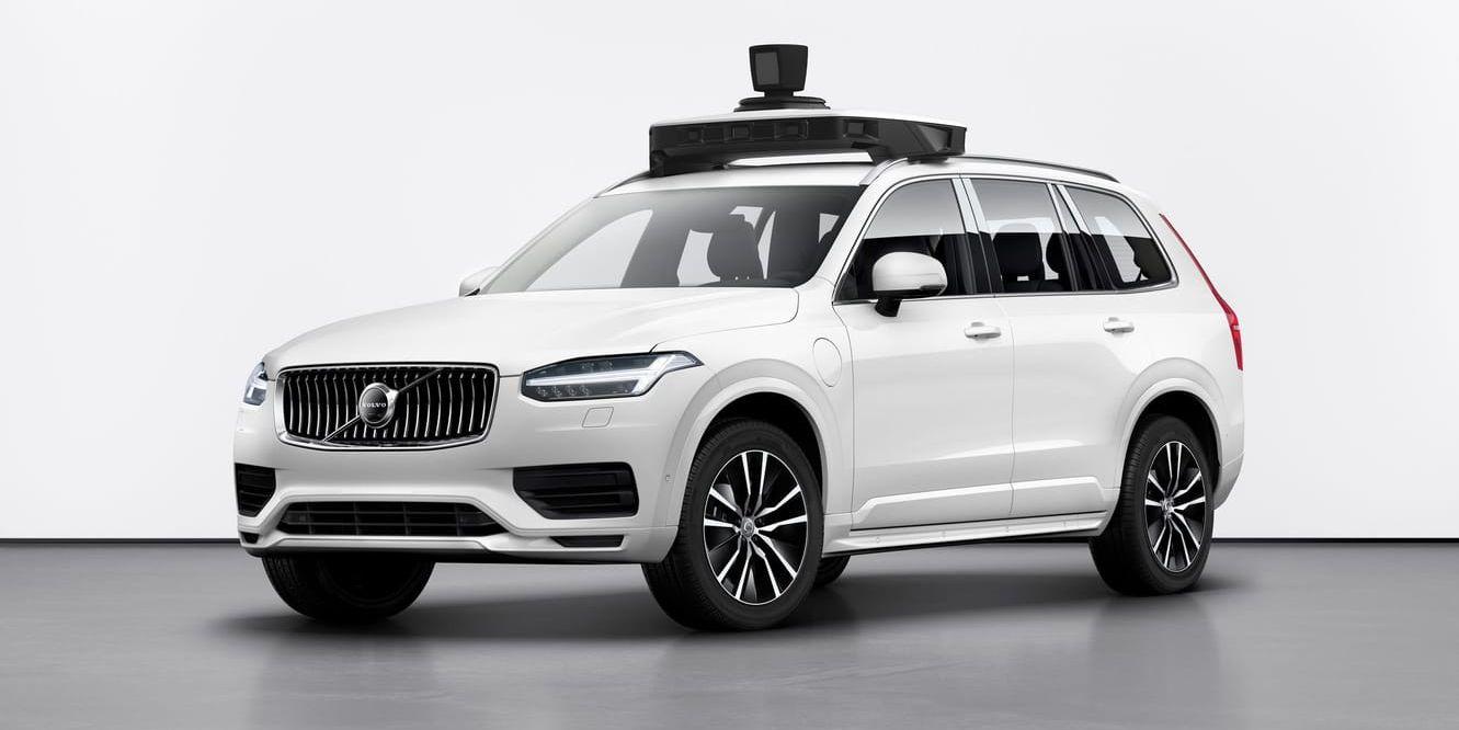 Volvo Cars och taxitjänsten Uber visar nu en bil, klar för serieproduktion, som är anpassad för att vara självkörande.