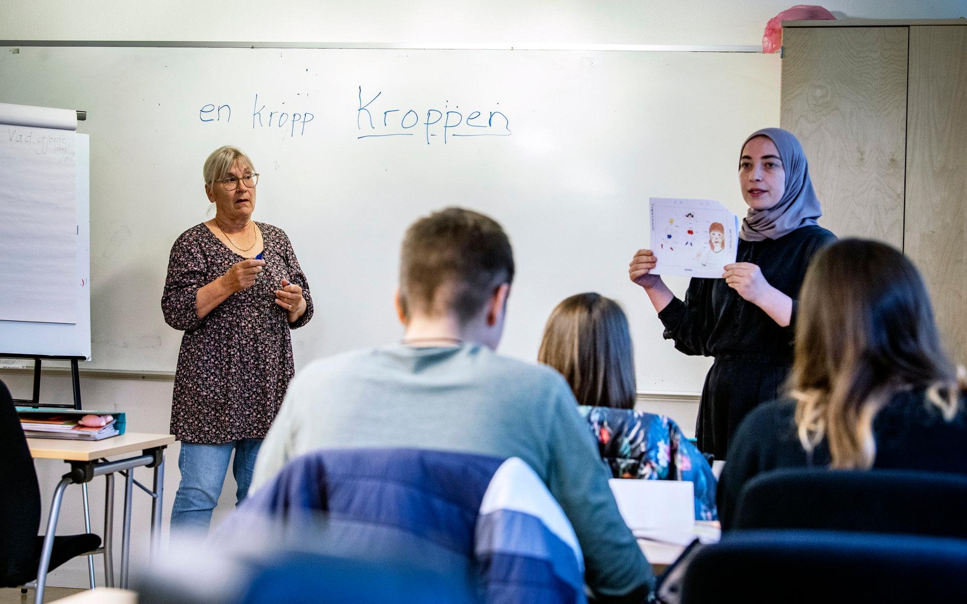 Lyssna på svenska. Tala svenska. Skriva svenska. Eleverna i mellan- och högstadieålder utökar ordförrådet varje dag. Kerstin Nordlund och Melsi Bagakashvili förklarar och tolkar.