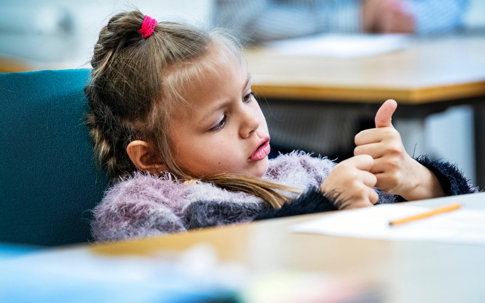 Evangelina Slutska, sex år, gillar matte. I skolan övar de på att räkna till hundra, på svenska. Och att addera. Och subtrahera.