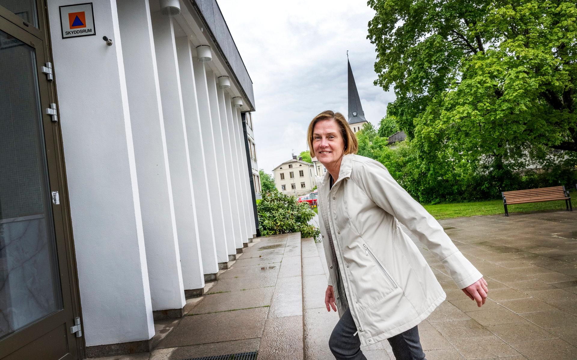 Skolchef Ingrid Nord hastar mellan mötena i kommunhuset. Men hon har också ryckt in vid något tillfälle och undervisat de ukrainska eleverna, som ju finns i samma hus.