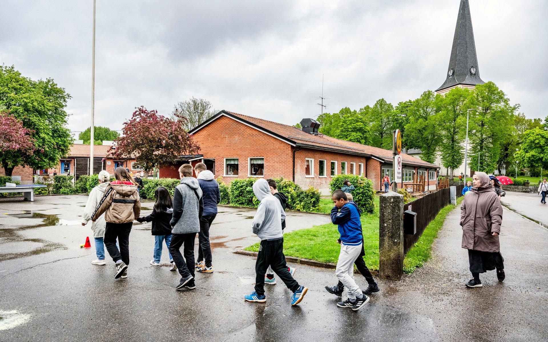 Dags för lunch i Källskolan - den ena av kommunens två grundskolor - som ligger bara ett par minuters gångväg från kommunhuset.