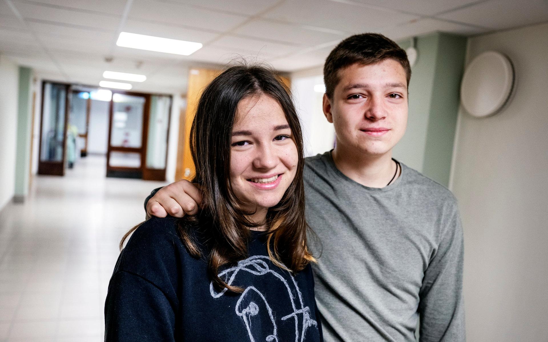 Syskonen Sofia och Dennis Bulich gick i åttonde respektive nionde klass i hemstaden Zjytomyr innan kriget stängde skolan. Nu får de undervisning i kommunkontoret i Norberg.