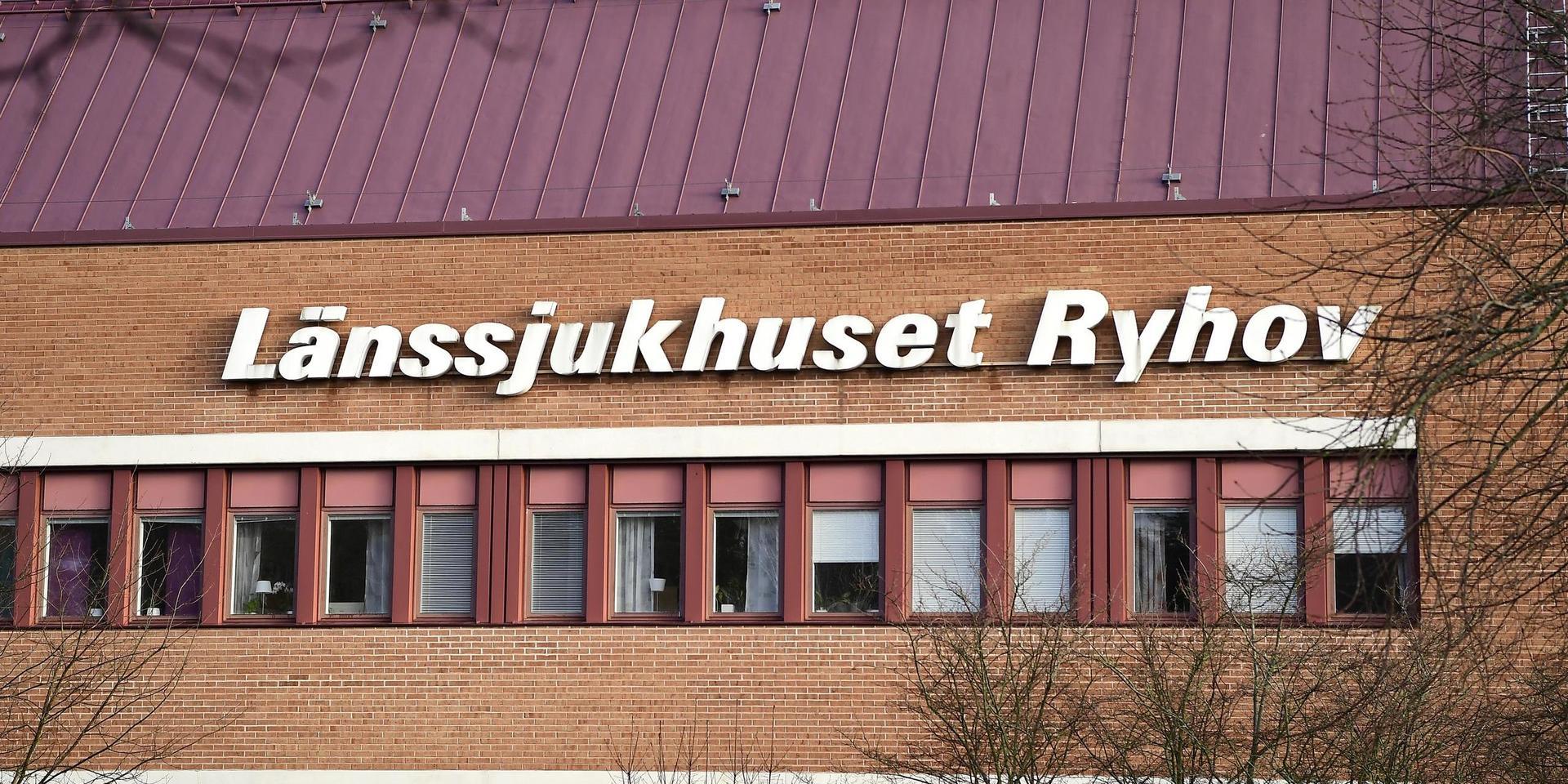 En ortopedisk vårdenhet på länssjukhuset Ryhov i Jönköping har intagningsstopp på grund av spridning av covid-19. Intagningsstoppet infördes i onsdags sedan 14 patienter och lika många ur personalen smittats. 