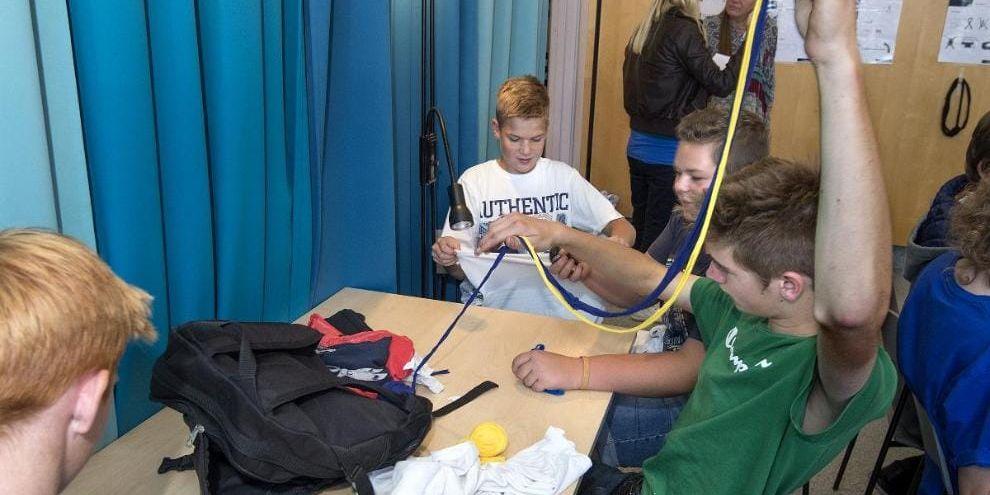Gamla t-shirtar kommer till nytta. Isak Bengtsson, Markus Persson och Sebastian Törngren gör pannband som de tänkte använda när de tävlar i lag på skolans friluftsdag.