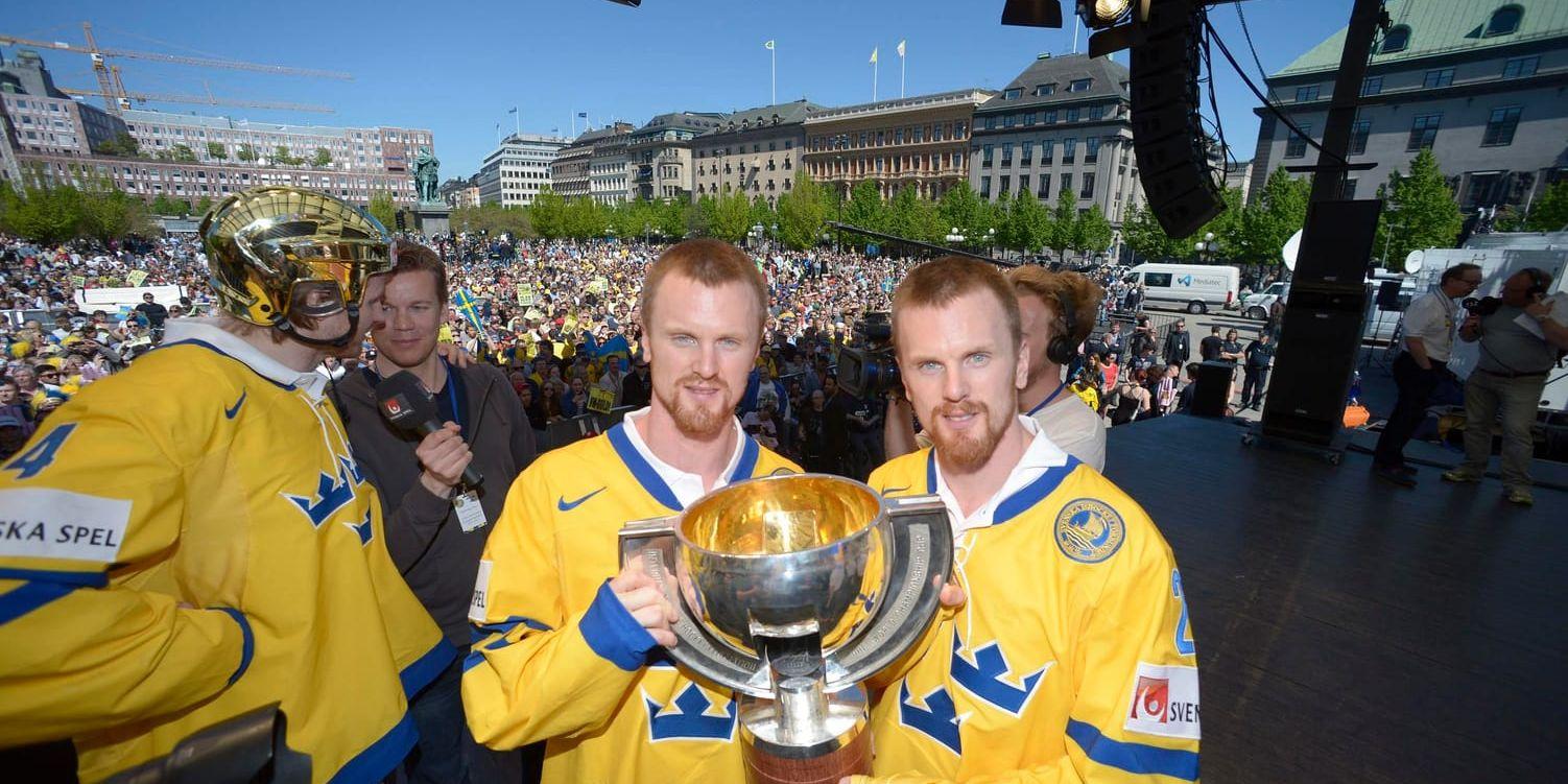 Henrik och Daniel Sedin med VM-pokalen 2013. Arkivbild.