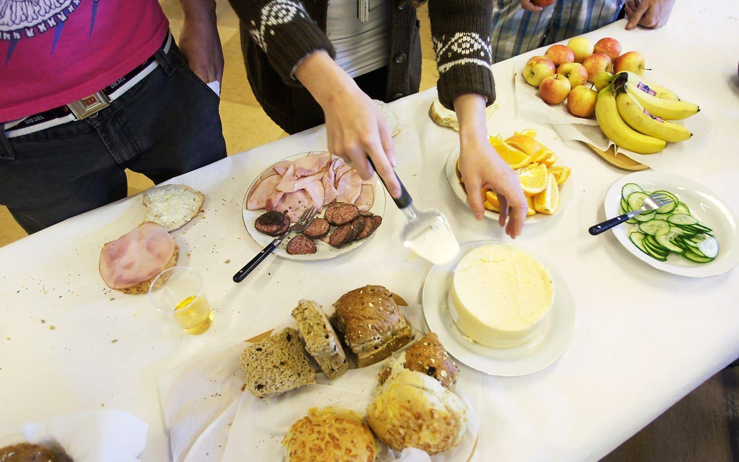 Moderaterna föreslår gratis frukost till alla elever i skolan.