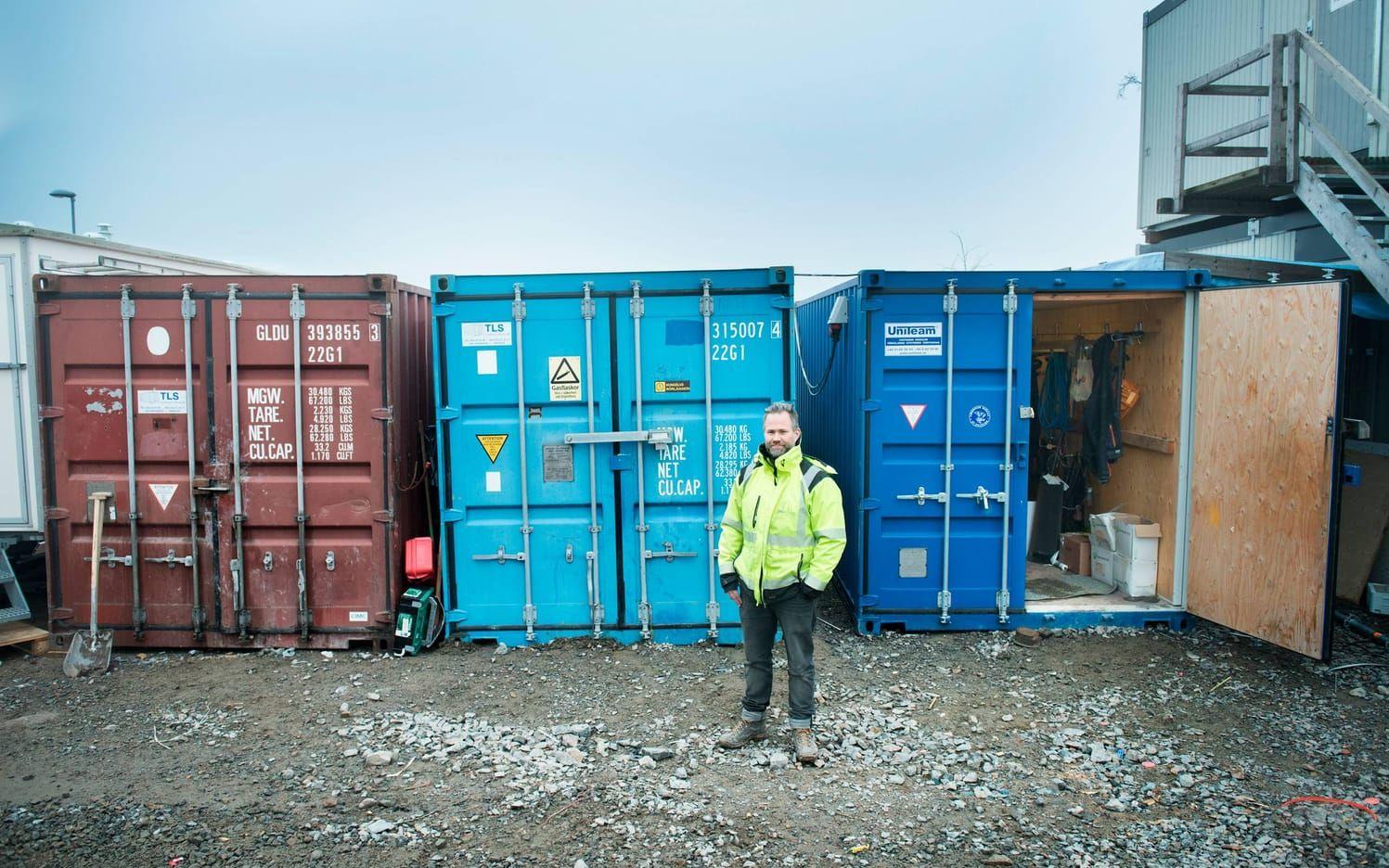 Platschef Hans Thor, DMJ Bygg, framför de containrar som tillhör olika firmor och som alla var uppbrutna och mer eller mindre länsade häromnatten. Bild: Jonatan Bylars
