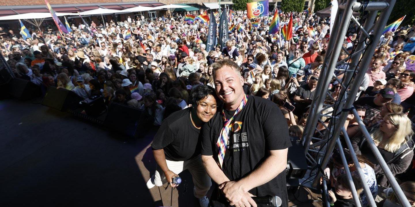 Frida Jonsving och Kålle Gunnarsson framför Pridepubliken.