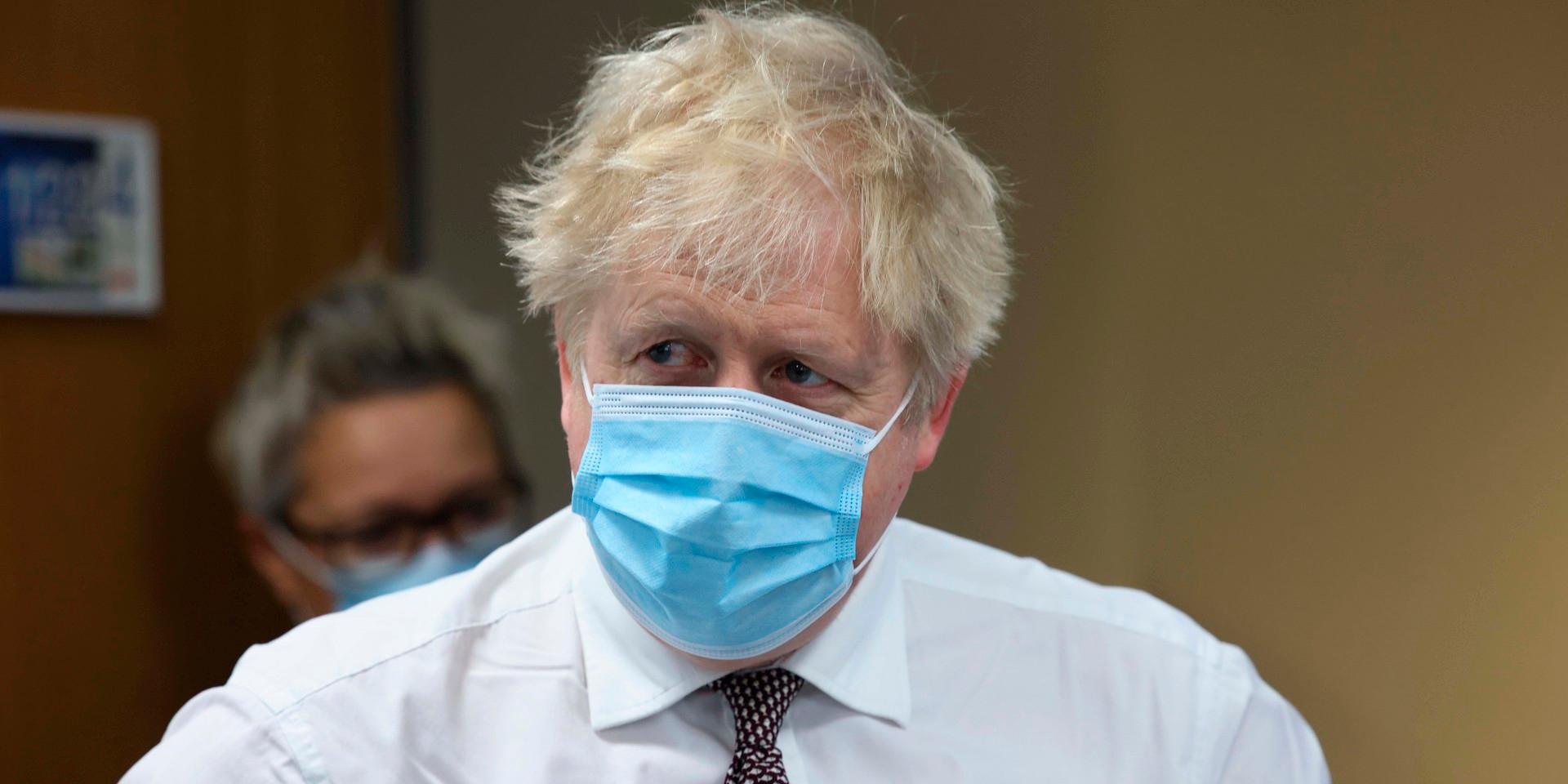 Storbritanniens premiärminister Boris Johnson på sjukhusbesök i norra London.