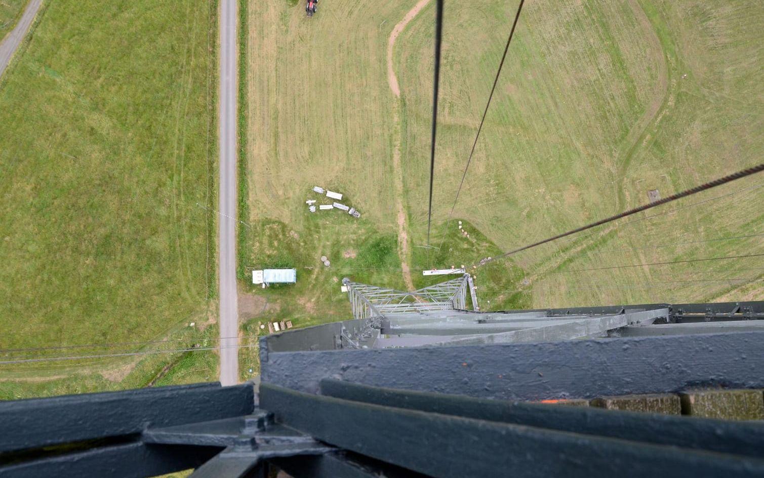 Svindlande. Antenntornet är 126 meter högt och med målarnas hissanordning når man upp till 120 meter.