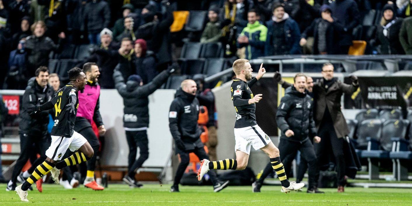 AIK:s Sebastian Larsson firade sitt 1–1-mål hemma mot Malmö FF under måndagskvällen.