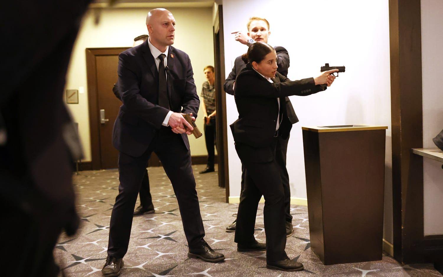 Säkerhetspersonal i samband med skottlossningen.