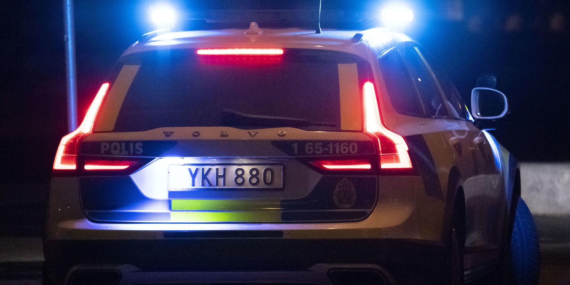 En skottskadad man hittades på söndagskvällen vid en väg på gränsen mellan Täby kommun och Vaxholm. Arkivbild. 