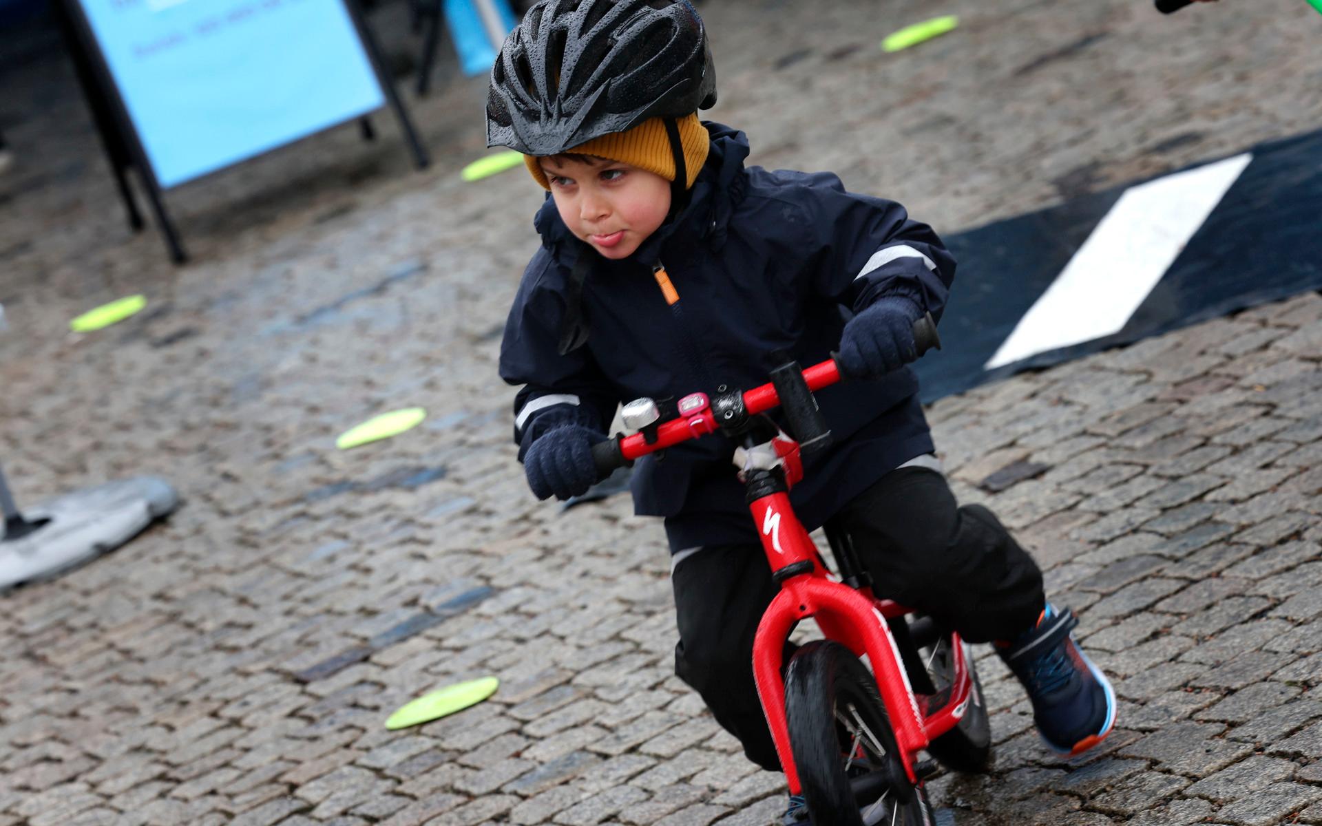 Nathaniel Ziff, 3 år, cyklade länge på trafikcykelbanan. 