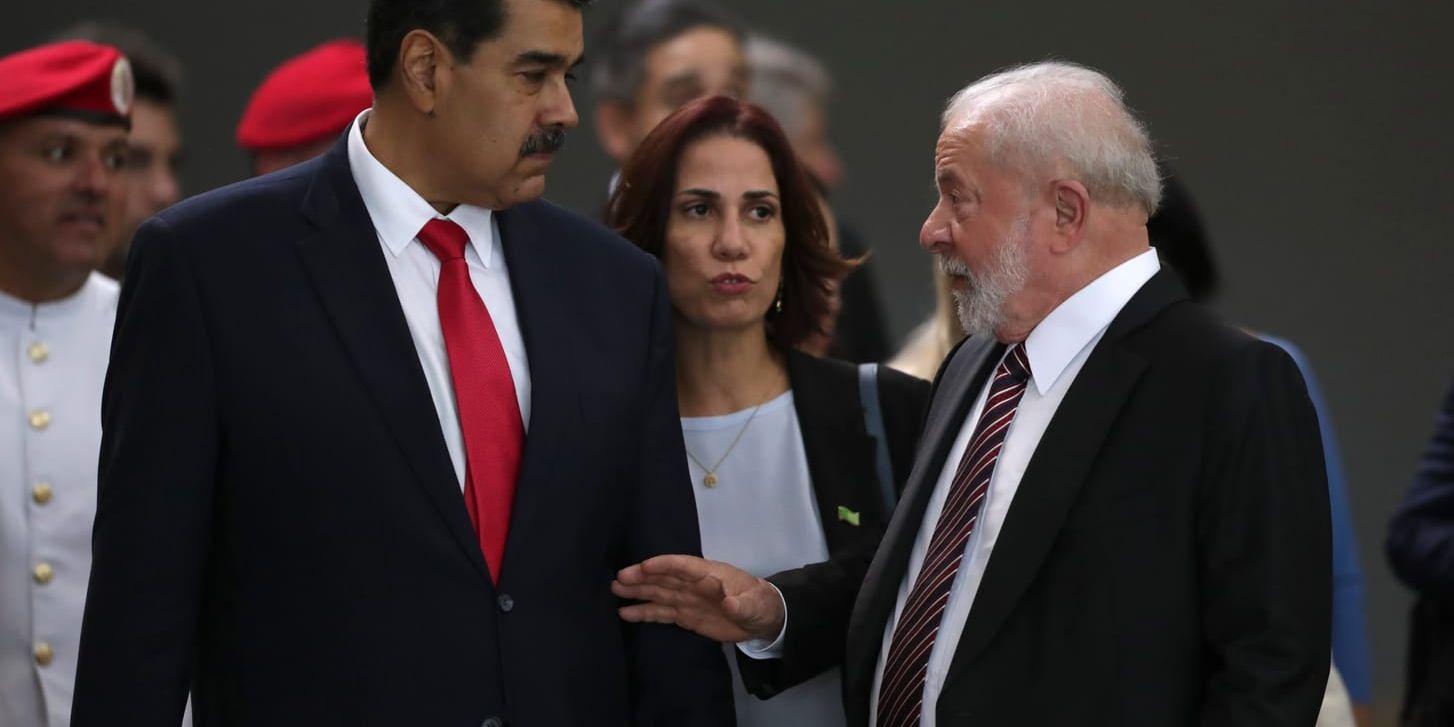 Brasiliens president Luiz Inácio Lula da Silva talar med Venezuelas ledare Nicolás Maduro i palatset Itamaraty i Brasilia.