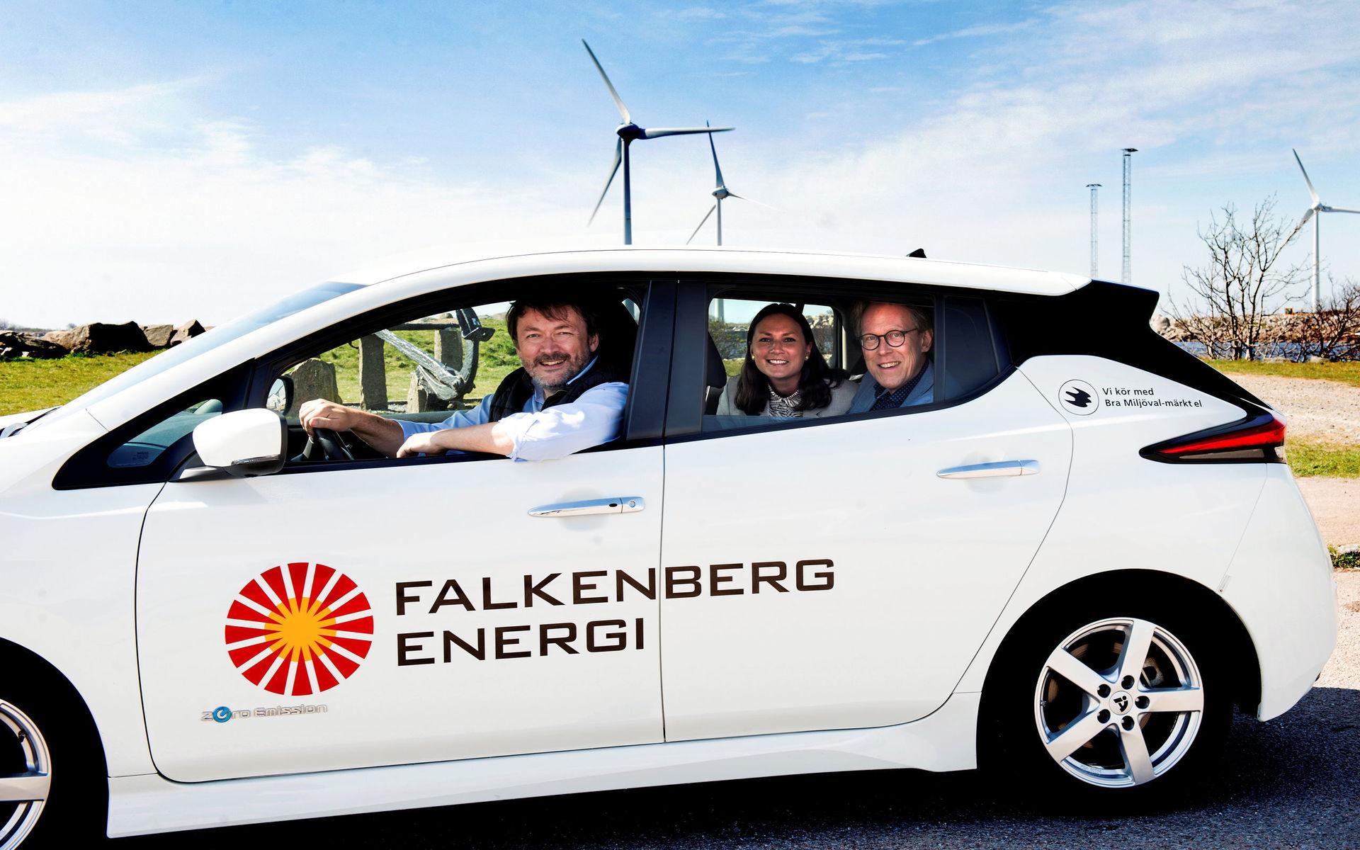 Falkenberg Energis fordonsflotta siktar på 100 procent förnybart bränsle, men är inte där än. &quot;Men vi ger oss inte&quot;, säger miljöchef Jens Melin (vid ratten). I baksätet syns marknadschefen Caroline Casparson och vd Bo Anders Antonsson.