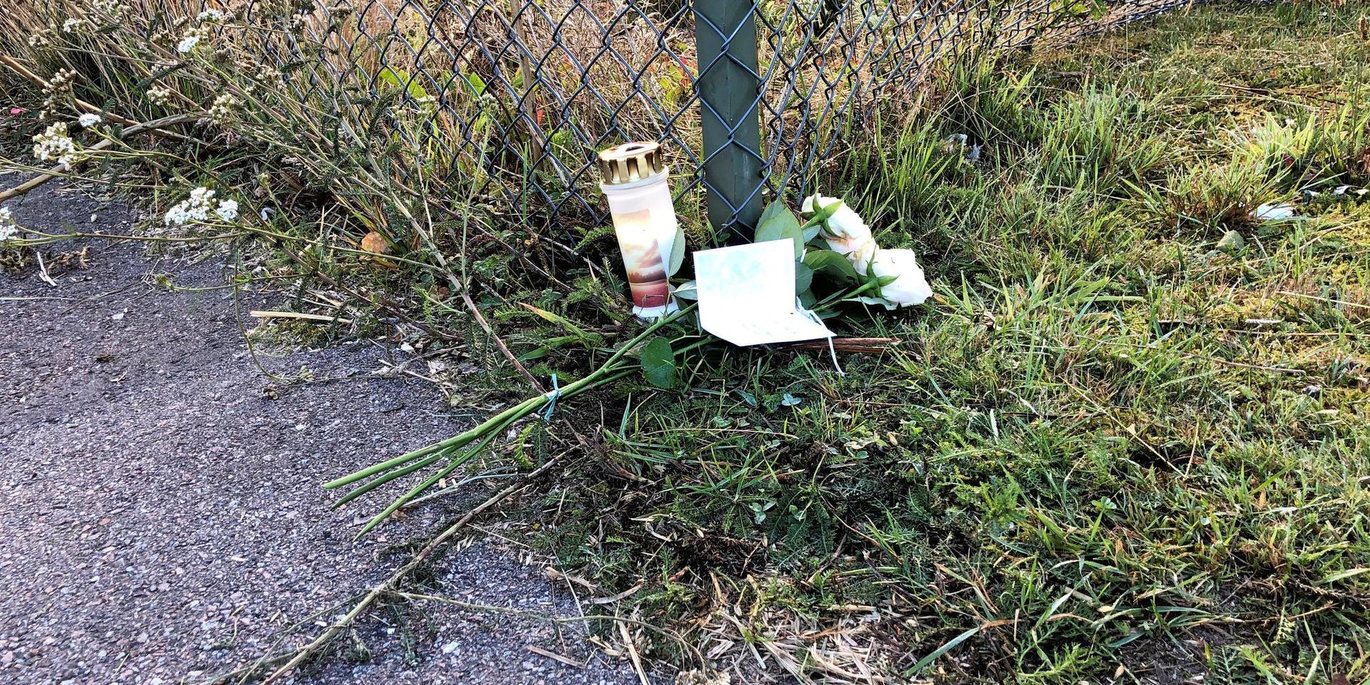 Dagen efter dödsolyckan i Vallberga hade sörjande tänt gravljus och lagt blommor med minnesord intill olycksplatsen.