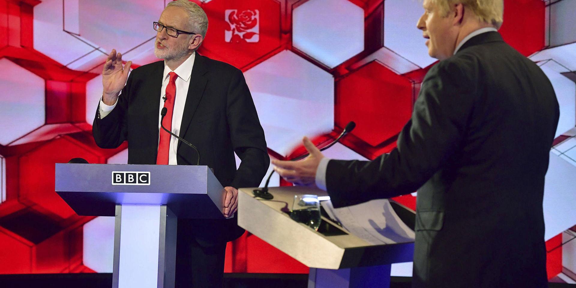 Tories Boris Johnson (th) och Labours Jeremy Corbyn i BBC:s valduell på fredagskvällen.