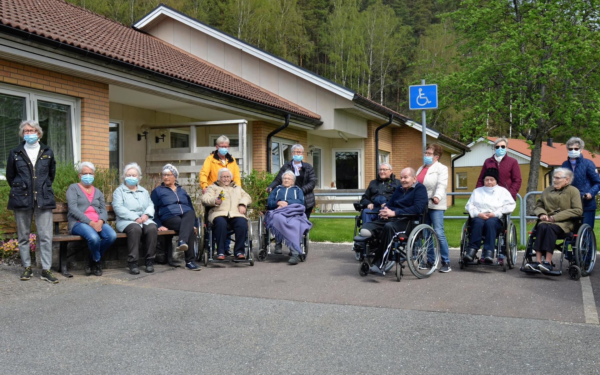 På tisdagsförmiddagen kunde pensionärerna som utgör den frivilliga verksamheten i Ullared äntligen ta med sina vänner på Furugårdens äldreboende på en promenad.
