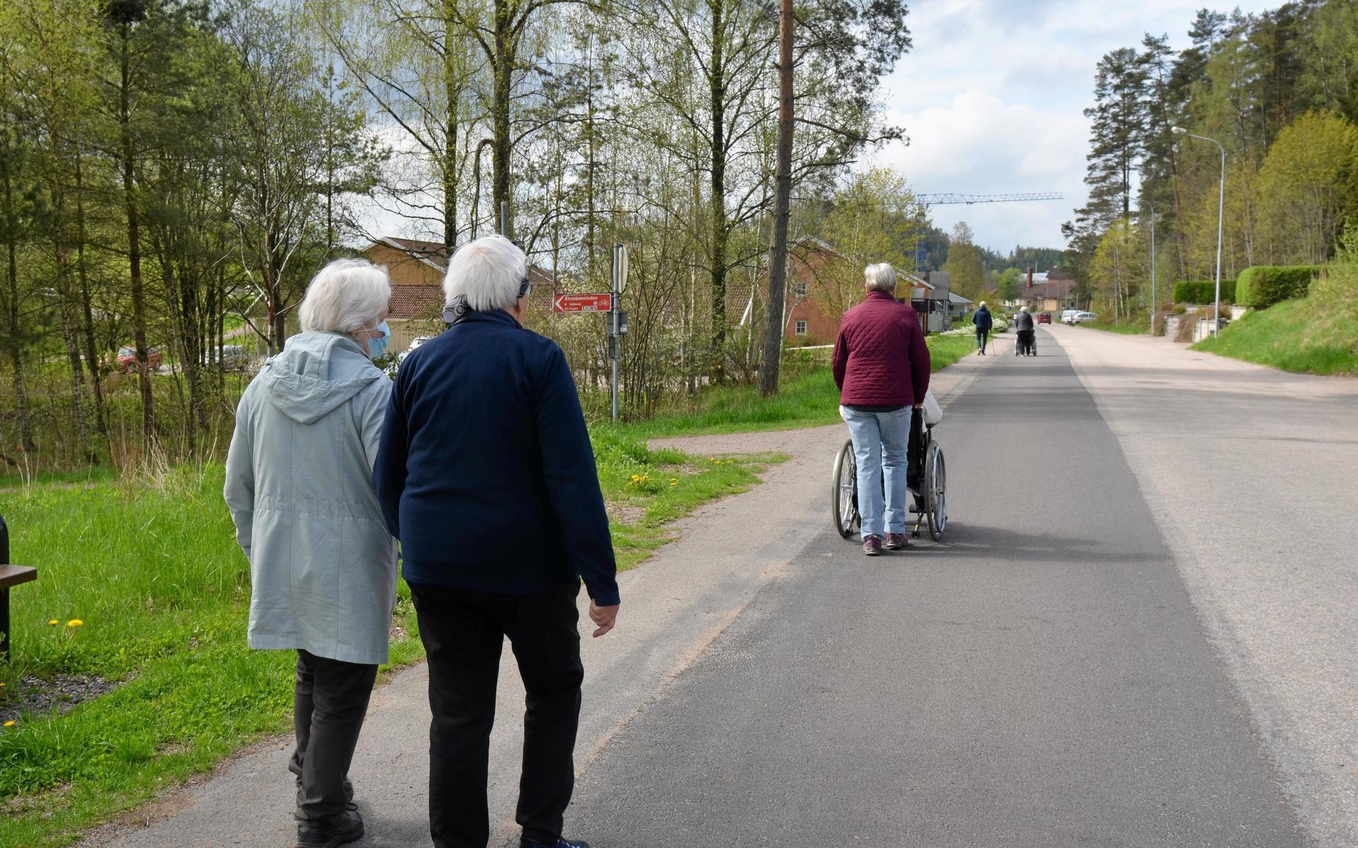 På tisdagsförmiddagen kunde pensionärerna som utgör den frivilliga verksamheten i Ullared äntligen ta med sina vänner på Furugårdens äldreboende på en promenad.