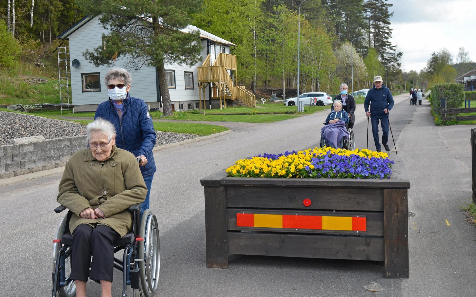Frivilliga pensionärer på promenad på några av de boende på äldreboende Furugården.