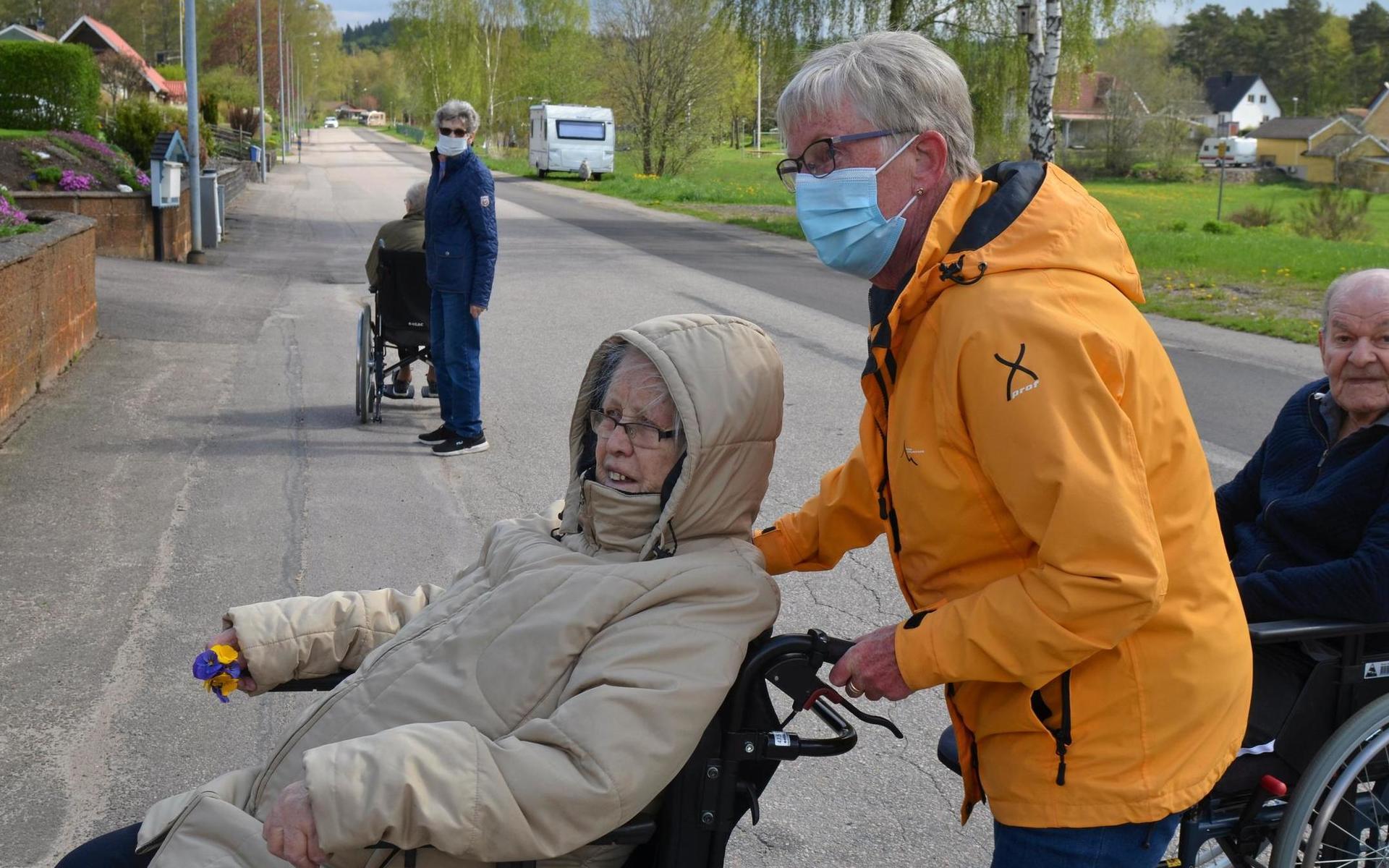 Hulda Karlsson och frivilliga pensionären Siw Persson.