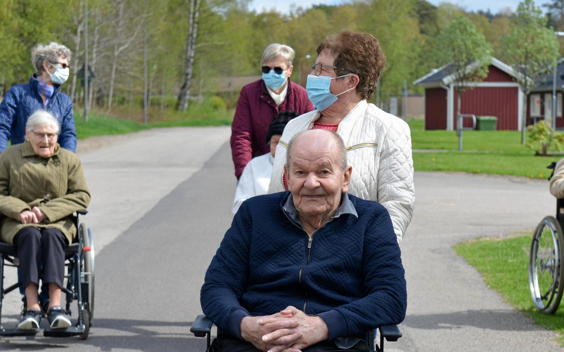 Nisse Andersson med frivilliga pensionären Doris Svensson. 